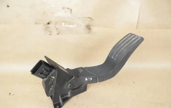 Accelerator throttle pedal