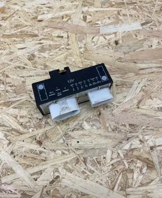 Volkswagen Golf IV Coolant fan relay 1J0919506K