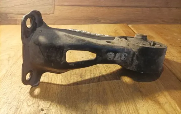 Mitsubishi Grandis Engine mount bracket