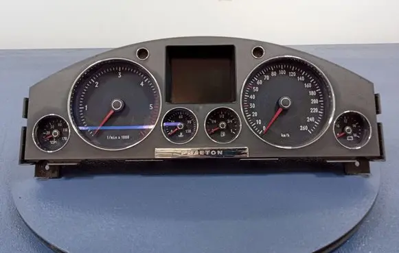 Volkswagen Phaeton Speedometer (instrument cluster) 3D0920885A