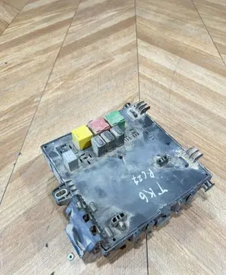 Opel Vectra C Fuse module 93180272 519114003 00222006