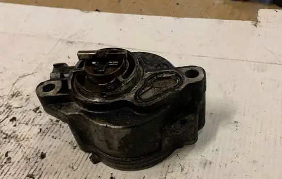 Ford Focus Vacuum pump D1563A 1412U