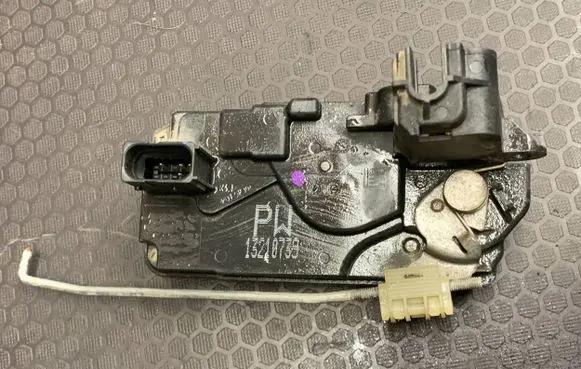 Opel Zafira B Rear door lock 41442091