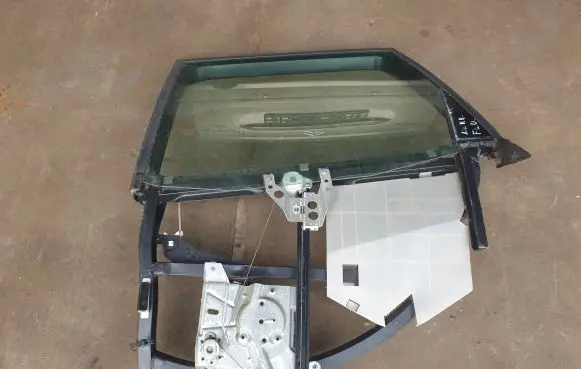 Rear door manual window regulator