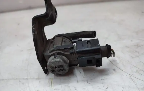 Volkswagen Touareg II Turbo solenoid valve 1K0906283A