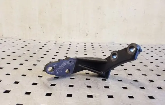 Toyota Corolla Verso E121 Engine mounting bracket 3311905010