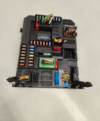 Peugeot 308 Fuse module 9807054180 E1111754 20150515