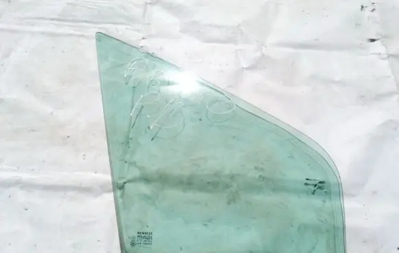 Renault Scenic I Front door vent window glass four-door 