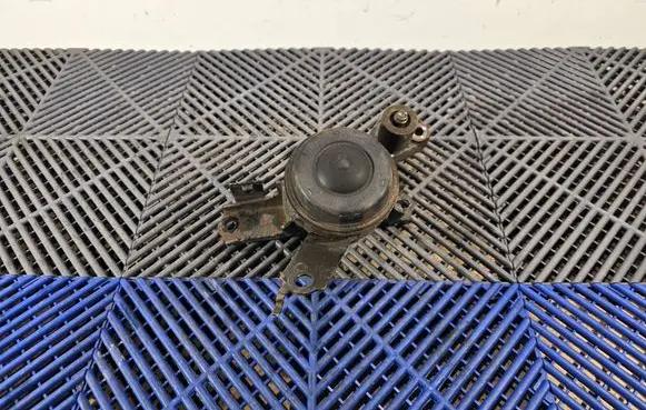 Toyota Yaris Engine mount bracket