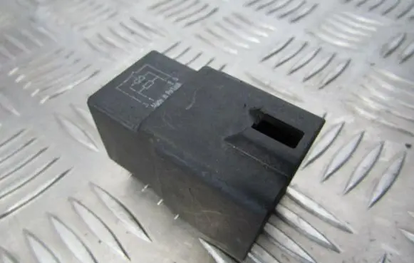 Volkswagen PASSAT B6 Other relay 3b0951253