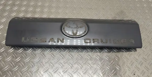 Trunk door license plate light bar