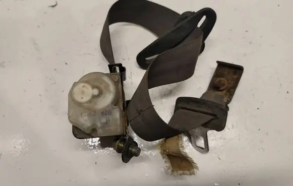 Subaru Impreza I Rear seatbelt 0224022