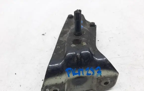 Volkswagen Golf V Fender mounting bracket 1K6821135