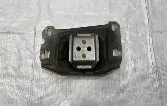 Peugeot Expert Gearbox mount 9812667680