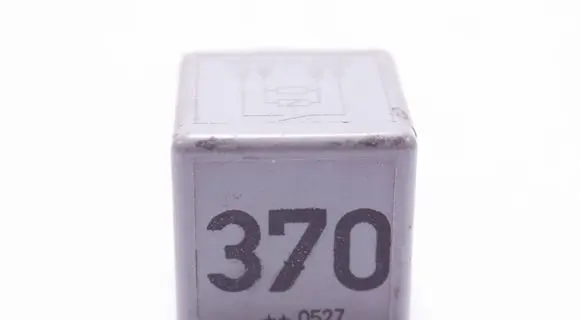 Volkswagen PASSAT B5 Other relay 8D0951253