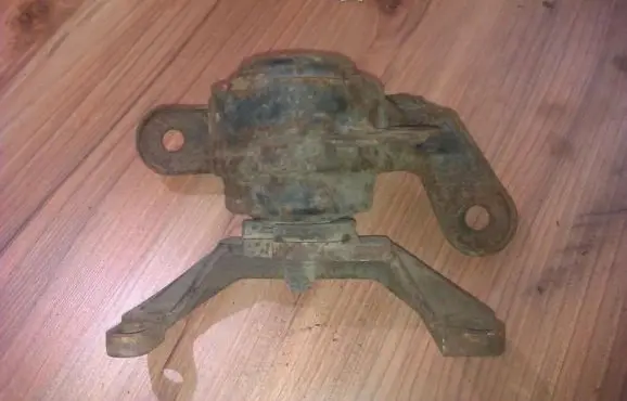 Ford Mondeo MK I Engine mount bracket