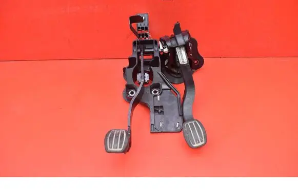 Accelerator throttle pedal