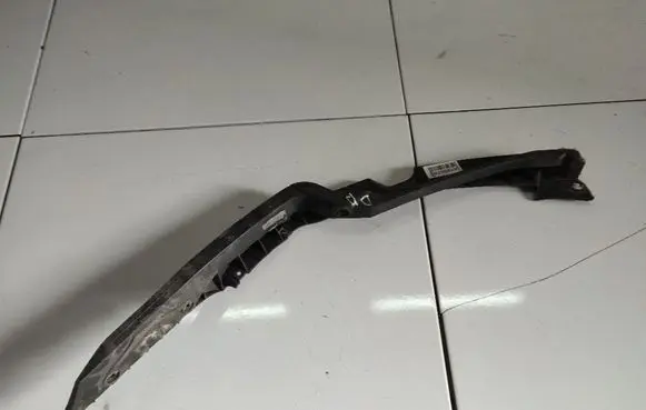 Skoda Octavia Mk2 (1Z) Front bumper mounting bracket 1Z0807184D