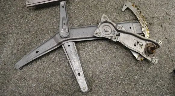 BMW 3 E30 Front door manual window regulator 1932394