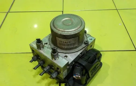 Nissan Juke I F15 ABS Pump 34052379