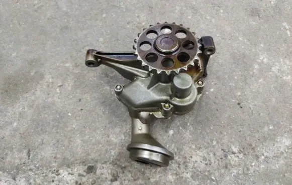 Mercedes-Benz CLK A208 C208 Oil pump 6061810701