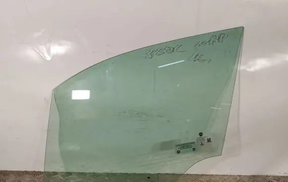 Fiat 500L Front door window glass four-door