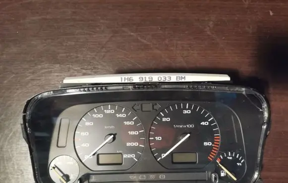 Volkswagen Golf III Speedometer (instrument cluster) 87001262
