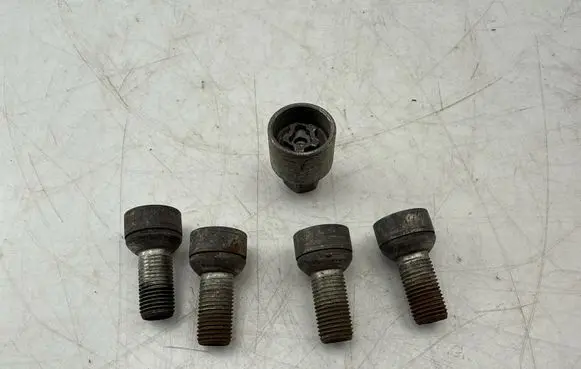 Volkswagen Golf VII Anti-theft wheel nuts and lock 
