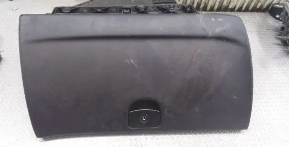 Peugeot 407 Glove box