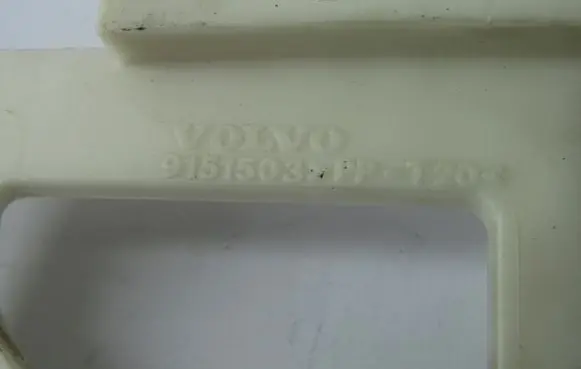 Rear bumper mounting bracket