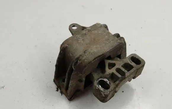 Volkswagen Golf IV Engine mount bracket
