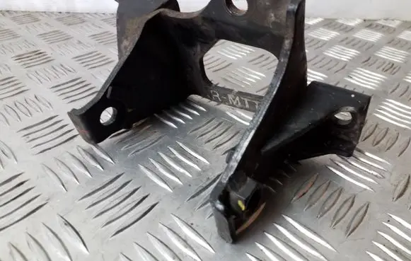 KIA Sorento Engine mounting bracket