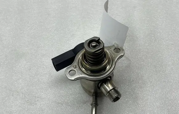 Audi A3 8Y Fuel injection high pressure pump 05E127027L