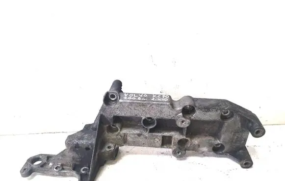Engine mounting bracket