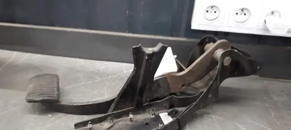 Ford Mondeo Mk III Brake pedal 31212177