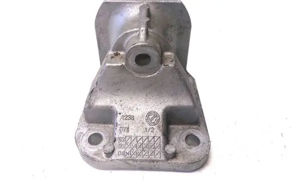 Engine mounting bracket