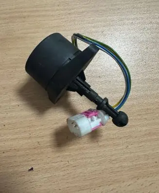 BMW 3 E46 Headlight level adjustment motor 1307220020 8372381