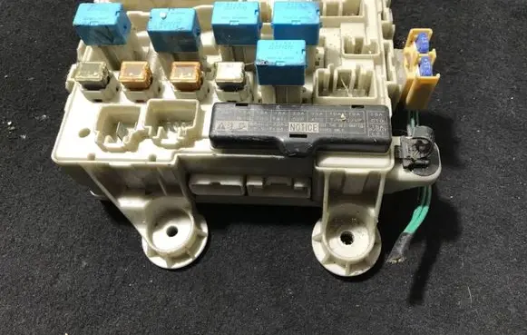 Toyota Previa (XR30, XR40) II Fuse module 8922128140