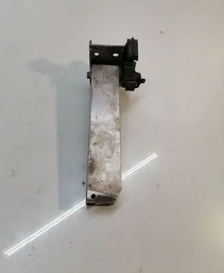 Radiator mount bracket