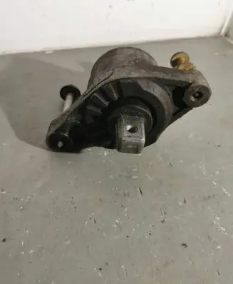 Maserati Ghibli Engine mount bracket 06700048700