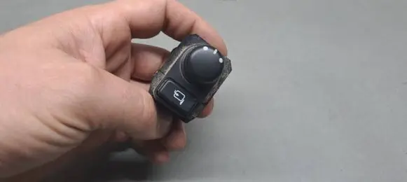 Suzuki Swift I Wing mirror switch