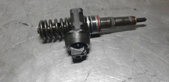 Volkswagen Golf IV Fuel injector 038130073AJ 0434720037