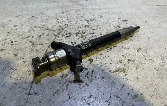 Toyota Corolla Verso AR10 Fuel injector 236700R020 09H32848