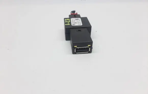 Volkswagen Tiguan USB socket connector 5U0035726