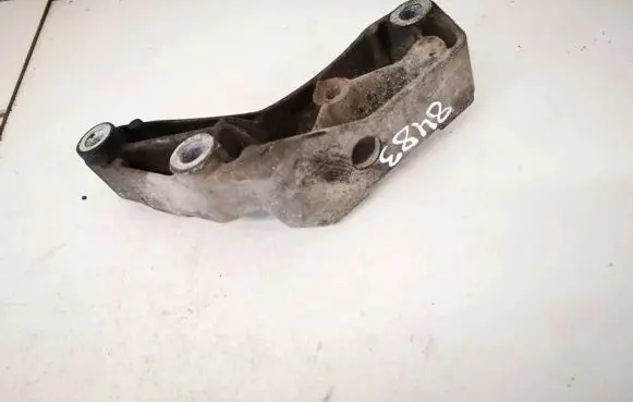 Volkswagen Touran I Engine mounting bracket 1k0199117