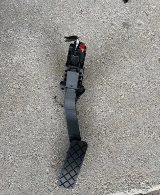 Accelerator throttle pedal