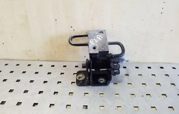 Audi TT TTS Mk2 Front door lower hinge 8J0831411