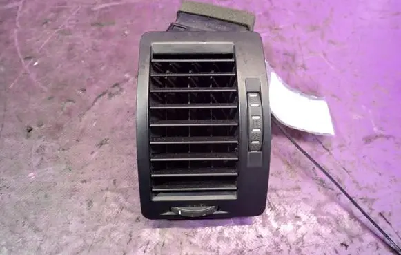 Skoda Octavia Mk2 (1Z) Dashboard side air vent grill/cover trim