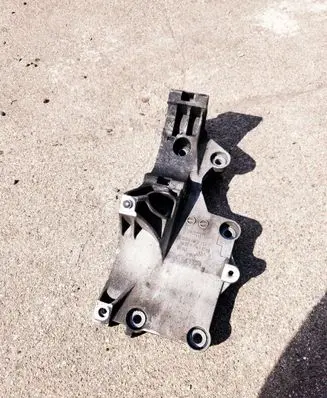 Volkswagen PASSAT B6 Generator/alternator bracket 03G903143F