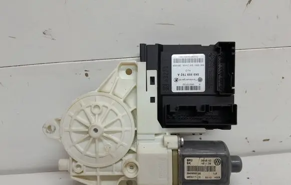 Volkswagen Golf VI Front door window regulator motor 5N0959702E 5K0959792A